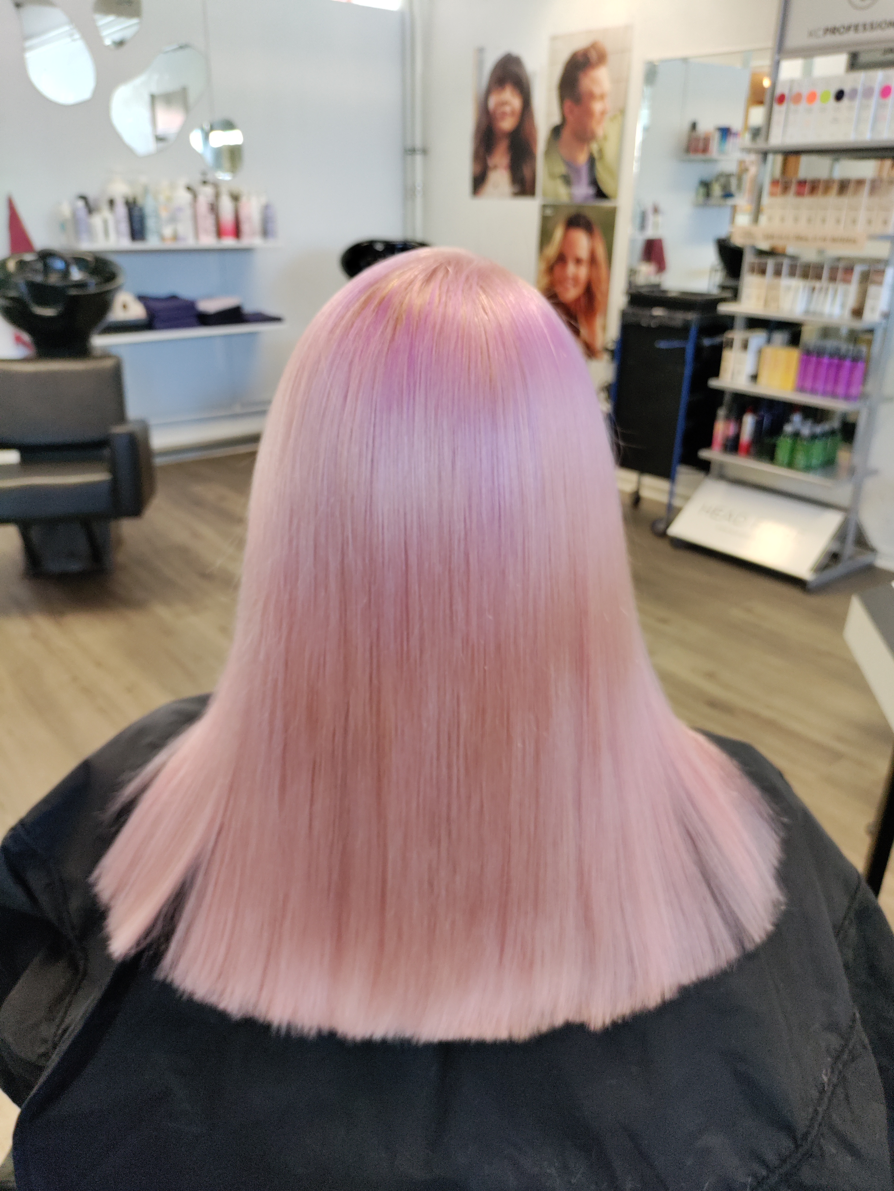 Pastellinvaaleanpunainen pitkä polkkaus Salon Rinassa